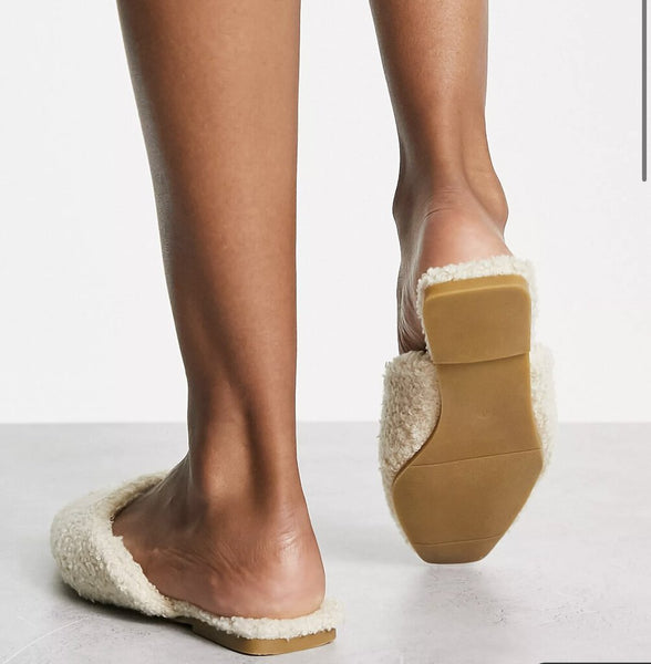 Design Lab faux fur slippers nwt