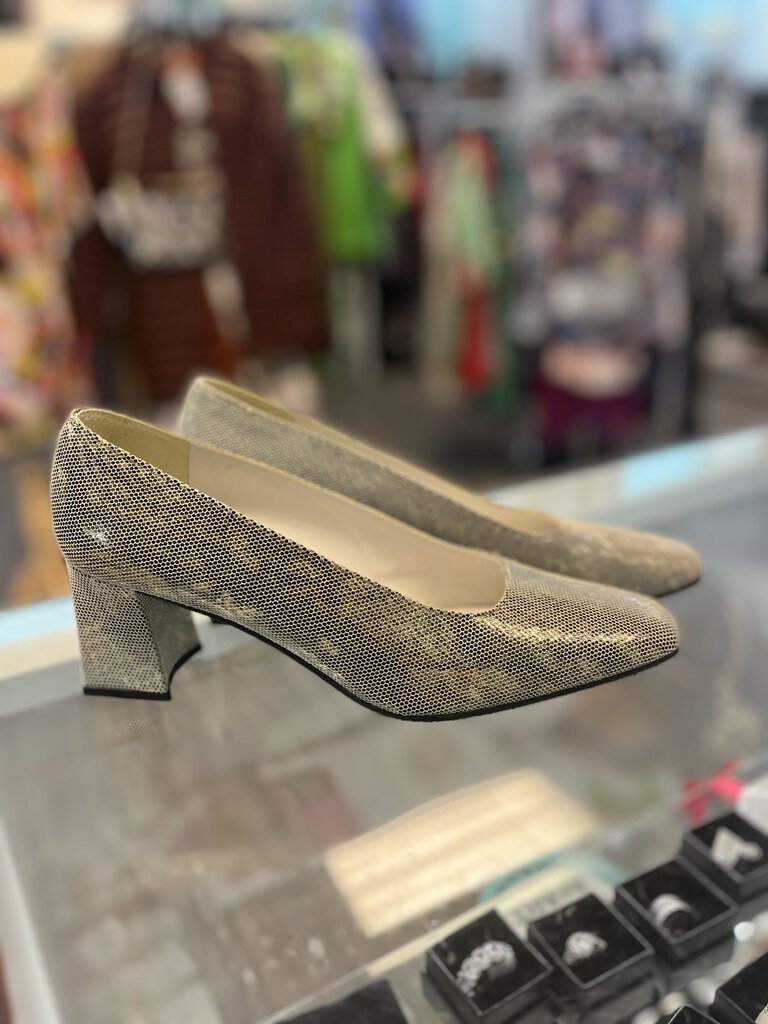 *Stuart Weitzman Gold Pump
