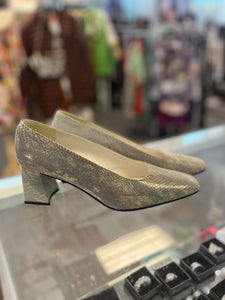 *Stuart Weitzman Gold Pump